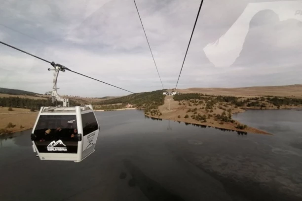 DRAMA NA ZLATIBORU! Jako nevreme pogodilo planinu: Pojavila se informacija da su ljudi zarobljeni u gondoli, OGLASILI SE I NADLEŽNI!