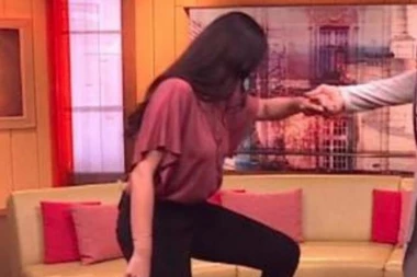 (FOTO) HAOS U STUDIJU! Voditeljka ŠOKIRALA: Popela se na sto USRED EMISIJE UŽIVO, pa uradila ovo pred milionima!