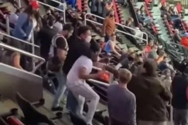 (VIDEO) KAKVE CRNE MASKE I DEZINFEKCIJA: Šokantna scena u NBA - totalni haos i makljaža navijača na tribinama!