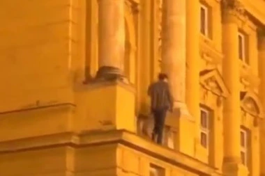 (VIDEO) INCIDENT U CENTRU GRADA: Mladić skakao po zgradi pozorišta!