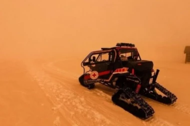 (FOTO, VIDEO) NEOBIČAN METEOROLOŠKI FENOMEN ZADIVIO EVROPU: Pogledajte kako izgleda "KRVAVI" SNEG!