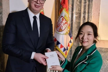 (FOTO) DIVAN GEST PREDSEDNIKA SRBIJE: Vučić razgovarao sa kineskom novinarkom, pa joj dao POSEBAN poklon!