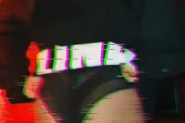 (VIDEO) SAJSI ismejala SEVE? Imitirala pevačicu, pa počela da ŠIRI NOGE I POKAZUJE GU*U!