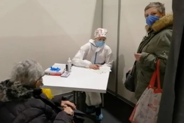 (FOTO, VIDEO) POČELA VAKCINACIJA U BELEKSPO CENTRU: Vesić obišao građane koji čekaju da dođu na red za imunizaciju