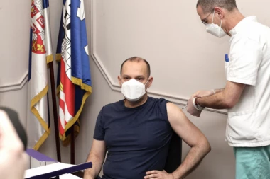 (FOTO) LONČAR: Ne poštujemo dovoljno mere zato imamo ovakve brojeve! Ministar primio drugu dozu vakcine