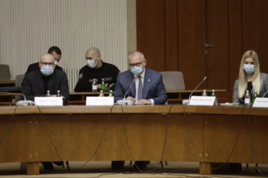 STUPILE NA SNAGU MERE KRIZNOG ŠTABA! Danas samo do prodavnice!