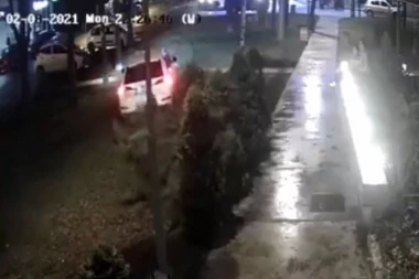 (ŠOKANTAN VIDEO) POGLEDAJTE KAKO MANIJAK DIVLJA NA SENJAKU: Proklizao i uleteo u park, mogao da ubije dvoje ljudi!
