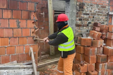 (FOTO) UDAR NA BAHATE INVESTITORE: Krenulo rušenje nelegalnog objekta na Krunskoj 79!
