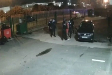 (VIDEO) KAKVA BRUTALNOST: Pogledajte kako policajci makljaju mladića zbog nepoštovanja mera?!