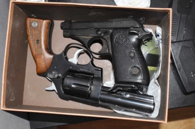 HAPŠENJE U RUMI: Policija kod muškarca (31) pronašla REVOLVER i RUČNU BOMBU, ali to nije sve!