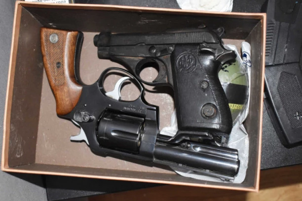 HAPŠENJE U RUMI: Policija kod muškarca (31) pronašla REVOLVER i RUČNU BOMBU, ali to nije sve!