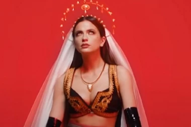 (FOTO) MILICA PAVLOVIĆ NIKAD VRELIJA: Pevačica pokazala zmijsko telo, pa pratiocima poručila OVO!