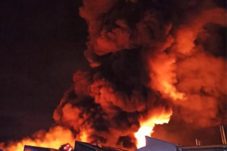 (FOTO, VIDEO) STRAVIČAN SNIMAK POŽARA U VALJEVU: Vatrena stihija progutala fabrika nameštaja "Samedi"!
