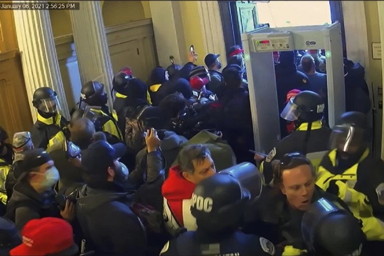 DIREKTOR FBI O NAPADU NA KAPITOL: Domaći terorizam kom nema mesta u našoj demokratiji!