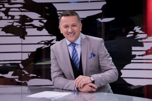 SRĐAN PREDOJEVIĆ PROMENIO LIČNI OPIS: Voditelj pustio bradu, ovako izgleda pred povratak na TV PINK! (FOTO)