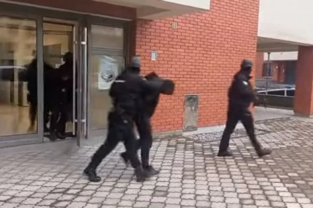 (VIDEO) POLICAJAC U SPECIJALNOM ODELU SILAZI U GARAŽU VOĐE ALKATRAZA: Izvoze automobile bez tablica, evo šta su još pronašli!