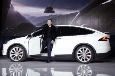 Tesla će morati da povuče više od 12 hiljada vozila zbog lajsni