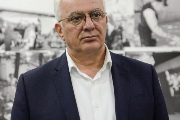 "KRIVOKAPIĆ ME NOĆAS ZVAO I REKAO DA JE U TOKU DRŽAVNI UDAR"! Demokratski front podržao premijera!