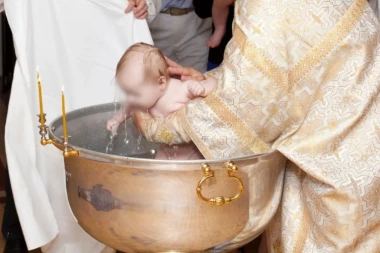 MUŠKARAC ODBIO KUMSTVO, PA GA SAČEKAO HLADAN TUŠ! Prijatelj bio kivan na njega, a kad je rekao ŠTA se desilo, svi stali u njegovu odbranu!