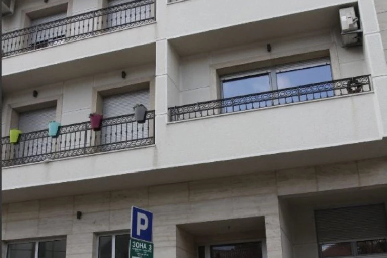 (FOTO) OVDE JE NOĆAS ĆERKA STUDENTKINJA UBILA MAJKU PA SEBE! Kasapljenje nožem!