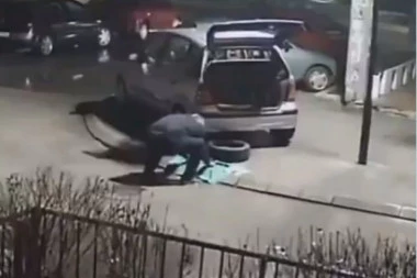 (FOTO, VIDEO) DA GLEDAŠ I NE VERUJEŠ SOPSTVENIM OČIMA! ČOVEK U PRIJEPOLJU HLADNO KRADE IVIČNJAK! LJUDI U NEVERICI!