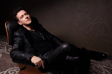 OSMEHOM SAM KRIO NEIZDRŽIVU BOL: Dženanu Lončareviću rođeni brat PREMINUO, a on morao da održi nastup nakon 20 dana!