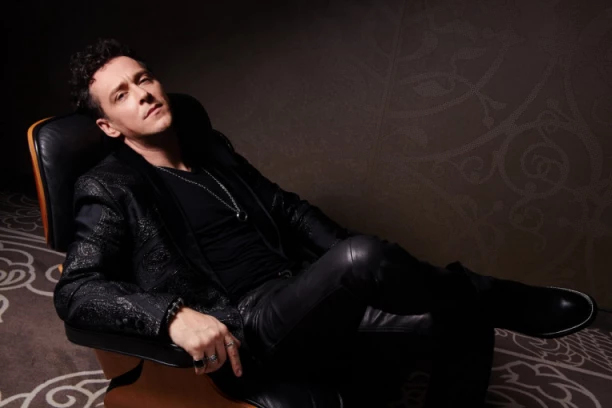 OSMEHOM SAM KRIO NEIZDRŽIVU BOL: Dženanu Lončareviću rođeni brat PREMINUO, a on morao da održi nastup nakon 20 dana!