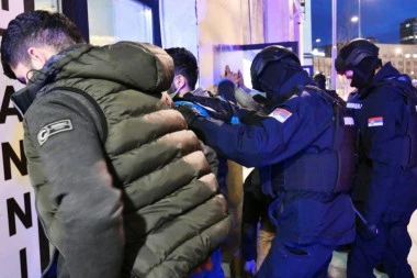 (FOTO) AKCIJA POLICIJE U PRESTONICI: Privedena velika grupa migranata