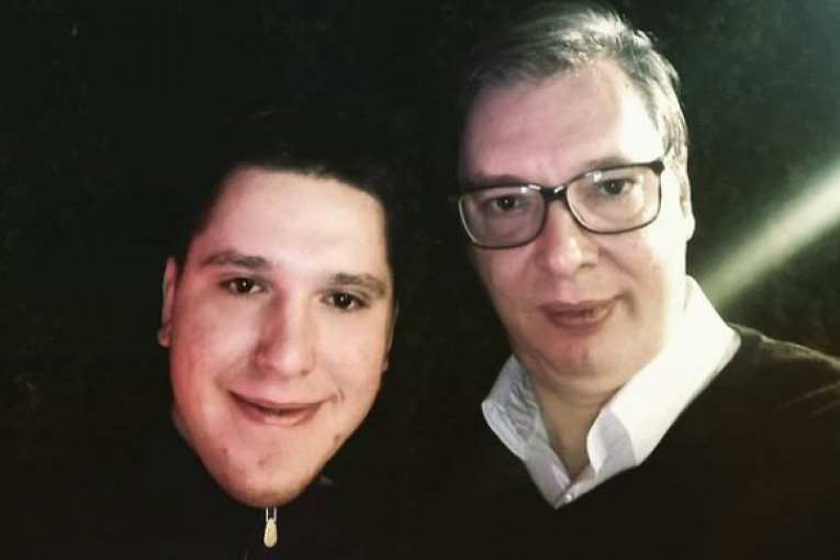 Predsednik Vučić objavio sliku sa sinom Danilom: Predaja nije opcija