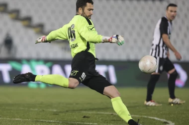 (VIDEO) KIKS KOJI JE OBIŠAO PLANETU: Bizarna greška golmana Napretka o kojoj će se dugo pričati!