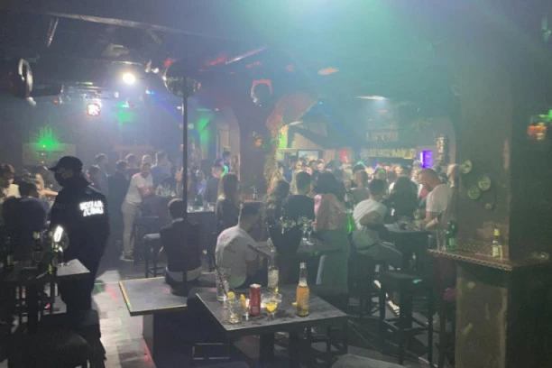 PRITVOR ZA VLASNIKA I MENADŽERA GRADSKE KAFANE ZBOG KORONA ŽURKE! Iza rešetaka još troje jer su policiju gađali flašama!