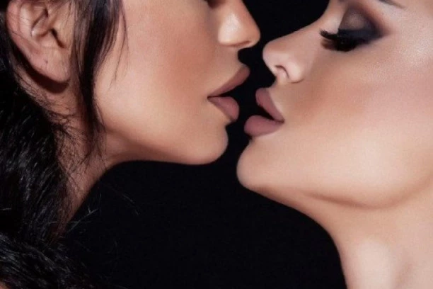 (HOT FOTO) Neviđene fotografije:  ŽENA OD SULTANA  u nikad VRELIJEM izdanju i to sa ŽENOM!