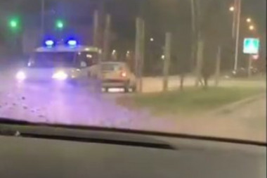 (VIDEO) BIZARNO: Vozio u suprotnom smeru ulicama Novog Sada, policija išla u rikverc da bi ga stigla