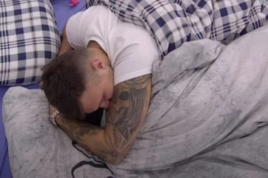 (FOTO) Zna Karić kako da reši probleme sa Jovanom: PALO POMIRENJE U KREVETU!