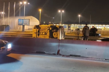 (FOTO) SAOBRAĆAJKA U BEOGRADU: Prevrnuto vozilo nasred puta, Republika na licu mesta!