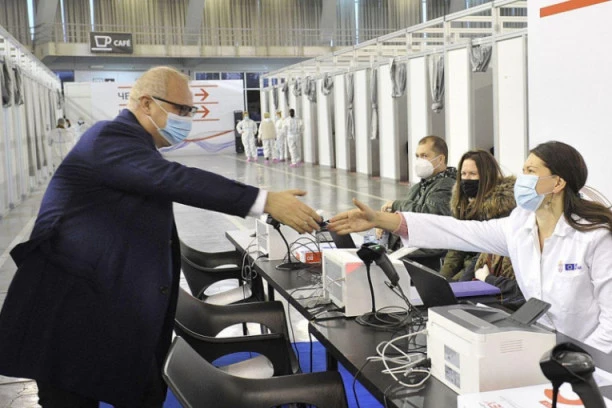 Vesić objavio odlične vesti: U BEOGRADU 30 ODSTO REVAKCINISANIH GRAĐANKI I GRAĐANA!