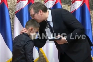POLJUBAC ZA SINA PREMINULOG HEROJA! Najdirljiviji momenat na današnjoj dodeli odlikovanja zaslužnim građanima!