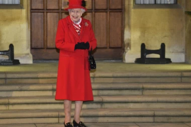 (FOTO) KRALJICA Elizabeta ŠARMIRALA lidere G7: Zbog ove fotke svi su PUKLI OD SMEHA!