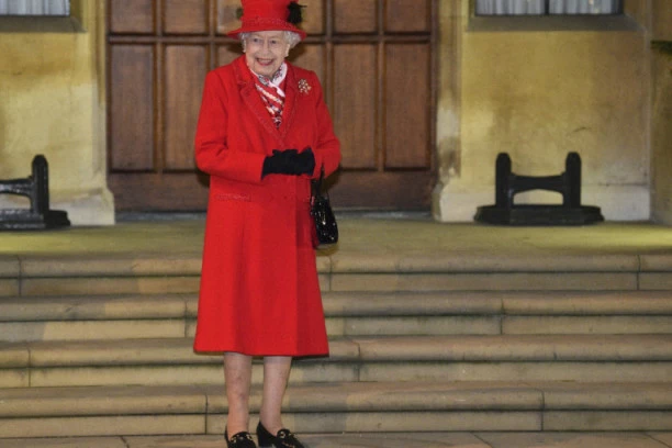 (FOTO) KRALJICA Elizabeta ŠARMIRALA lidere G7: Zbog ove fotke svi su PUKLI OD SMEHA!