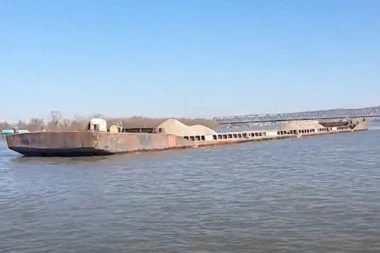 (VIDEO) DRAMA KOD PANČEVCA! Barža od 1.300 tona nekontrolisano plutala Dunavom, za dlaku izbegnuta KATASTROFA!