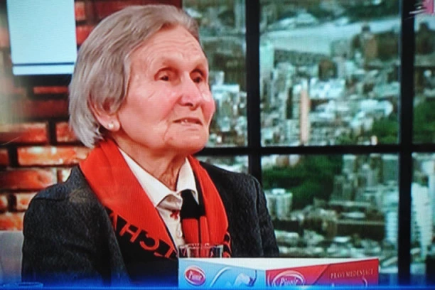 (FOTO) ONA JE NAJSTARIJA VOLONTERKA: Svaka njena rečenica je LEKCIJA! Preležala je koronu i poručila šta je jedino važno u životu