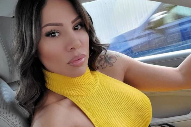 UDALA se Sandra Afrika? Pevačica podelila fotku u VENČANICI, čestitke PLJUŠTE na sve strane! (FOTO)