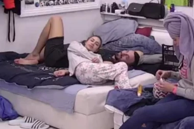 (VIDEO) Ja ne mogu da verujem šta si ti rekao: Teodora u ŠOKU nakon Tomovićevih reči, ne prestaje da ga bocka zbog njegove majke!