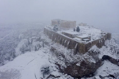 (FOTO) SA PLUS 25 NA MINUS 15! Atina okovana ledom, snegom zatrpana i ambasada Srbije