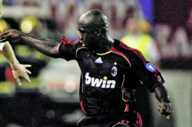 DA LI JE MOGUĆE!? Revijalni meč se umalo pretvorio u OPŠTU TUČU! Klarens Sedorf IZGUBIO ŽIVCE! (VIDEO)