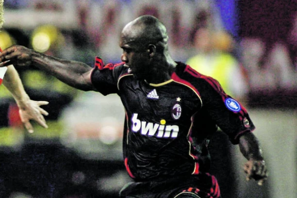 DA LI JE MOGUĆE!? Revijalni meč se umalo pretvorio u OPŠTU TUČU! Klarens Sedorf IZGUBIO ŽIVCE! (VIDEO)