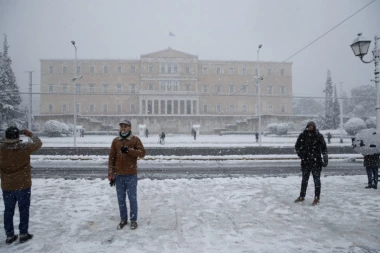 (FOTO, VIDEO) JOŠ NESTVARNIH PRIZORA IZ GRČKE: Hladni front paralisao delove zemlje! Na nekim ostrvima nema struje, trajekti zaustavljeni