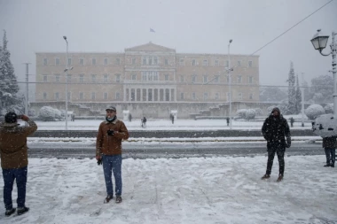 (FOTO, VIDEO) JOŠ NESTVARNIH PRIZORA IZ GRČKE: Hladni front paralisao delove zemlje! Na nekim ostrvima nema struje, trajekti zaustavljeni