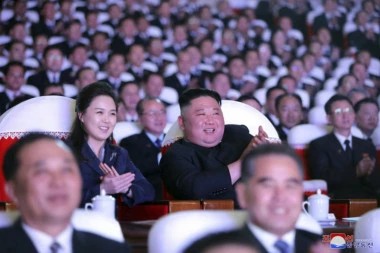 (FOTO) GODINU DANA KAO U ZEMLJU DA JE PROPALA: Konačno se pojavila supruga Kim Džong Una!