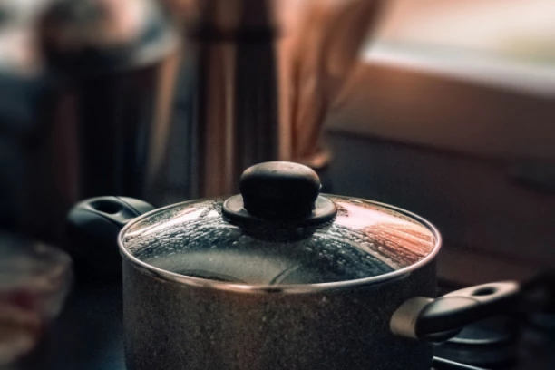 DOKTORI UPOZORAVAJU: Ne jedite iz OVIH posuda, OTROVAĆETE se!